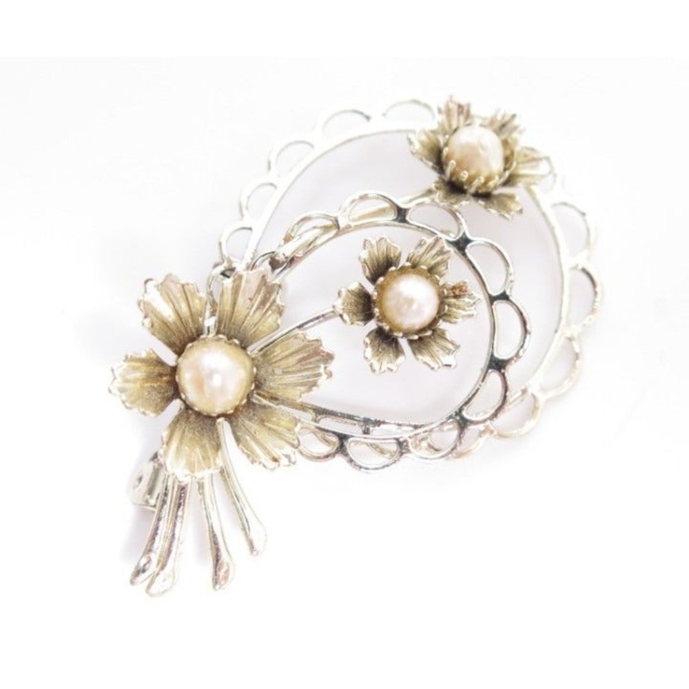Pretty Vintage Gold Toned Pearl flower Pin